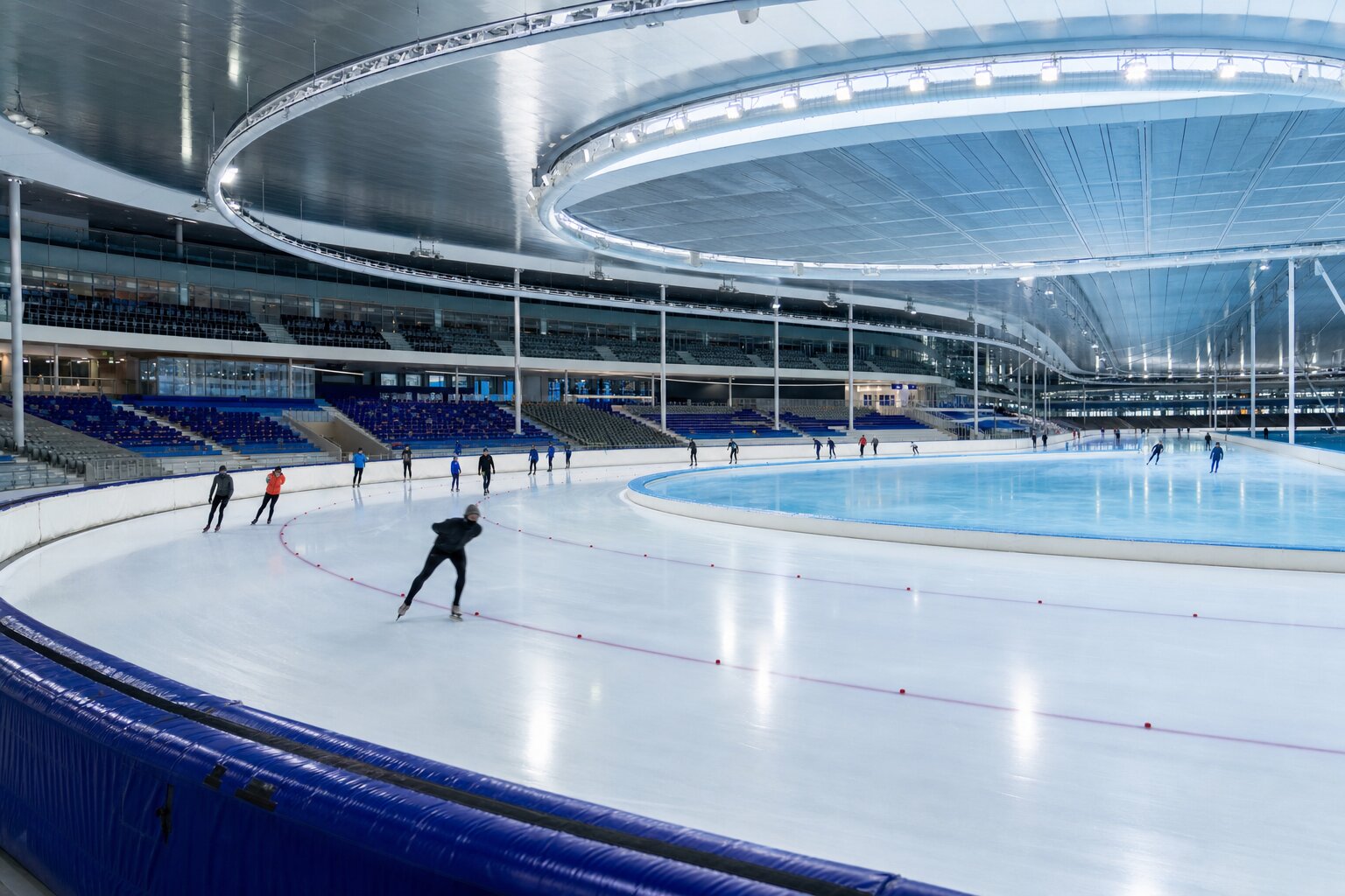 Schaatsers op de ijsbaan van Thialf in Heerenveen